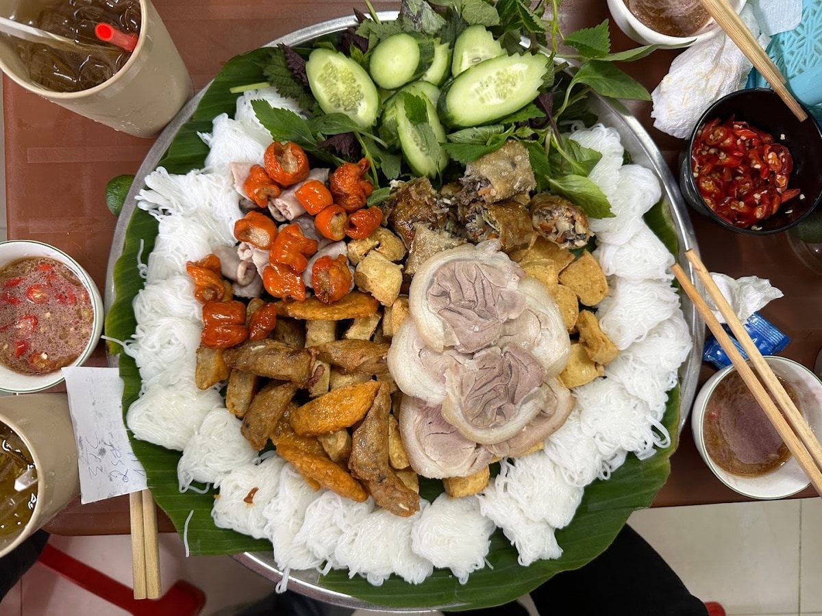 Diners can enjoy Bun dau mam tom across Vietnam, especially in big cities